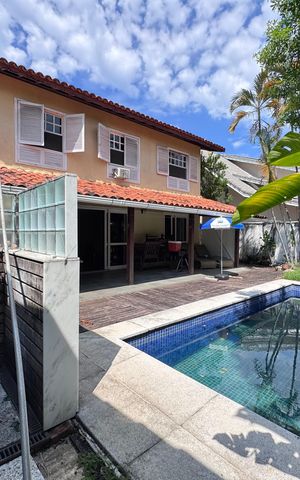 Casa de condomínio à venda com 460m², 5 quartos e 2 vagas Casa de condomínio à venda com 460m², 5 quartos e 2 vagasÁrea externa