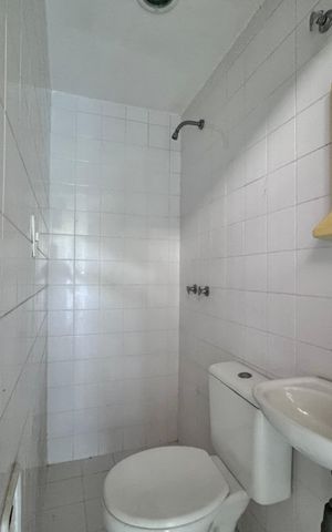 Casa de condomínio à venda com 460m², 5 quartos e 2 vagas Casa de condomínio à venda com 460m², 5 quartos e 2 vagasÁrea de Serviço - Banheiro