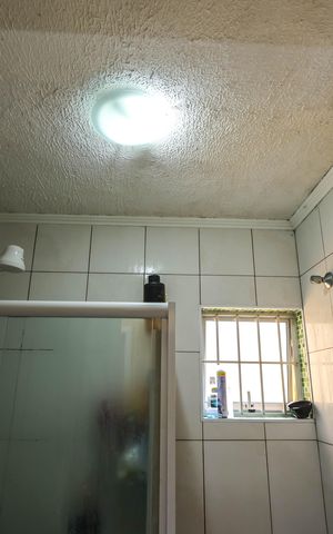 Casa à venda com 120m², 5 quartos e 2 vagas Casa à venda com 120m², 5 quartos e 2 vagasBanheiro 1