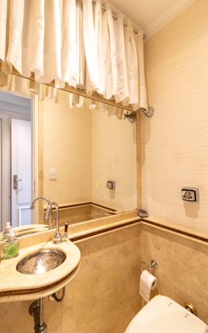Apartamento à venda com 360m², 4 quartos e 3 vagas Apartamento à venda com 360m², 4 quartos e 3 vagasLavabo