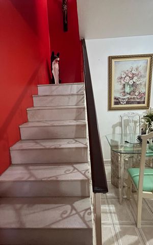 Casa à venda com 195m², 3 quartos e 4 vagasEscada