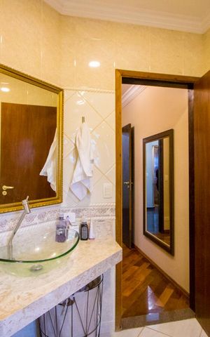 Casa à venda com 220m², 3 quartos e 5 vagas Casa à venda com 220m², 3 quartos e 5 vagasBanheiro do quarto 1