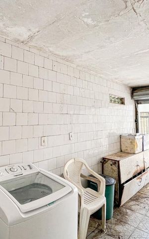 Casa à venda com 464m², 3 quartos e 4 vagas Casa à venda com 464m², 3 quartos e 4 vagasÁrea de Serviço
