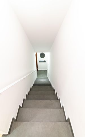 Casa de condomínio à venda com 178m², 3 quartos e 3 vagas Casa de condomínio à venda com 178m², 3 quartos e 3 vagasEscada da Garagem