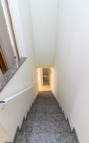 Casa de condomínio à venda com 178m², 3 quartos e 3 vagas Casa de condomínio à venda com 178m², 3 quartos e 3 vagasCorredor dos Quartos - Escada