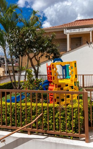 Casa de condomínio à venda com 178m², 3 quartos e 3 vagas Casa de condomínio à venda com 178m², 3 quartos e 3 vagasÁrea comum - Playground