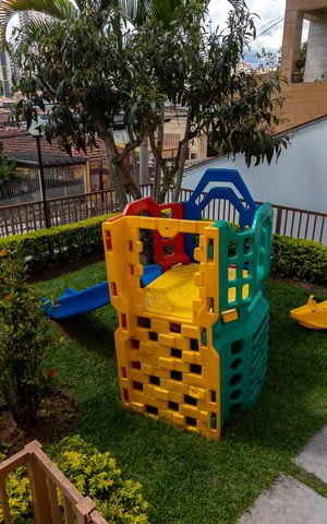 Casa de condomínio à venda com 178m², 3 quartos e 3 vagas Casa de condomínio à venda com 178m², 3 quartos e 3 vagasÁrea comum - Playground