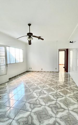 Casa à venda com 137m², 2 quartos e 2 vagas Casa à venda com 137m², 2 quartos e 2 vagasSala