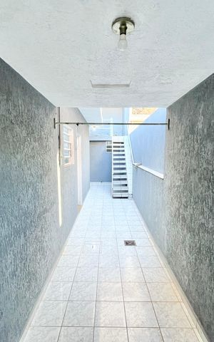 Casa à venda com 137m², 2 quartos e 2 vagas Casa à venda com 137m², 2 quartos e 2 vagasÁrea externa