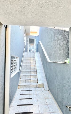 Casa à venda com 137m², 2 quartos e 2 vagas Casa à venda com 137m², 2 quartos e 2 vagasEntrada