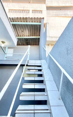 Casa à venda com 137m², 2 quartos e 2 vagas Casa à venda com 137m², 2 quartos e 2 vagasEscada