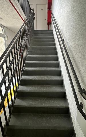 Apartamento à venda com 43m², 2 quartos e 1 vaga Apartamento à venda com 43m², 2 quartos e 1 vagaEscada
