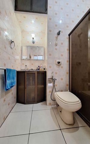 Casa à venda com 258m², 4 quartos e 3 vagas Casa à venda com 258m², 4 quartos e 3 vagasBanheiro 2