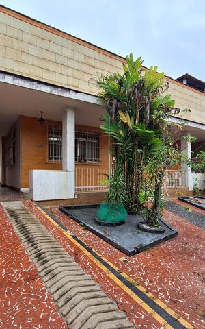 Casa à venda com 258m², 4 quartos e 3 vagas Casa à venda com 258m², 4 quartos e 3 vagasQuintal