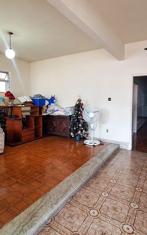Casa à venda com 258m², 4 quartos e 3 vagas Casa à venda com 258m², 4 quartos e 3 vagasSala