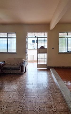 Casa à venda com 258m², 4 quartos e 3 vagas Casa à venda com 258m², 4 quartos e 3 vagasSala