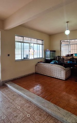 Casa à venda com 258m², 4 quartos e 3 vagas Casa à venda com 258m², 4 quartos e 3 vagasSala