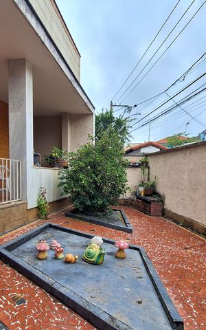 Casa à venda com 258m², 4 quartos e 3 vagas Casa à venda com 258m², 4 quartos e 3 vagasQuintal