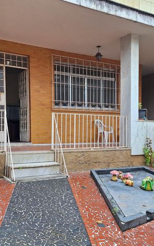 Casa à venda com 258m², 4 quartos e 3 vagas Casa à venda com 258m², 4 quartos e 3 vagasQuintal