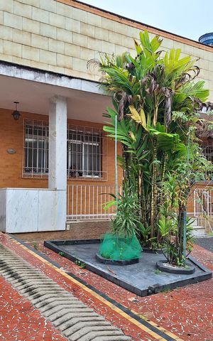 Casa à venda com 258m², 4 quartos e 3 vagas Casa à venda com 258m², 4 quartos e 3 vagasQuintal