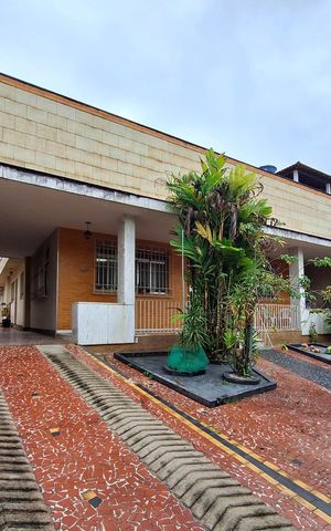 Casa à venda com 258m², 4 quartos e 3 vagas Casa à venda com 258m², 4 quartos e 3 vagasQuintal