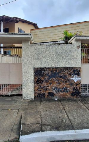Casa à venda com 258m², 4 quartos e 3 vagas Casa à venda com 258m², 4 quartos e 3 vagasFachada