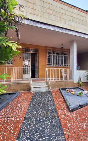 Casa à venda com 258m², 4 quartos e 3 vagas Casa à venda com 258m², 4 quartos e 3 vagasQuintal