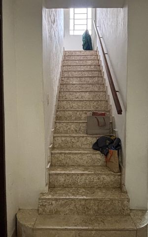 Casa à venda com 320m², 3 quartos e 2 vagas Casa à venda com 320m², 3 quartos e 2 vagasEscada