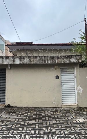 Casa à venda com 320m², 3 quartos e 2 vagas Casa à venda com 320m², 3 quartos e 2 vagasFachada