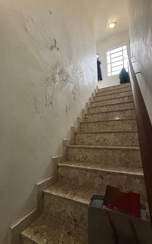 Casa à venda com 320m², 3 quartos e 2 vagas Casa à venda com 320m², 3 quartos e 2 vagasEscada