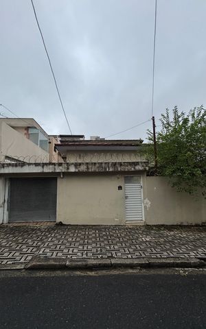 Casa à venda com 320m², 3 quartos e 2 vagas Casa à venda com 320m², 3 quartos e 2 vagasFachada