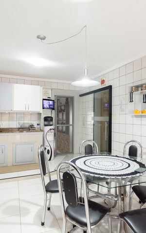 Casa à venda com 242m², 4 quartos e 3 vagas