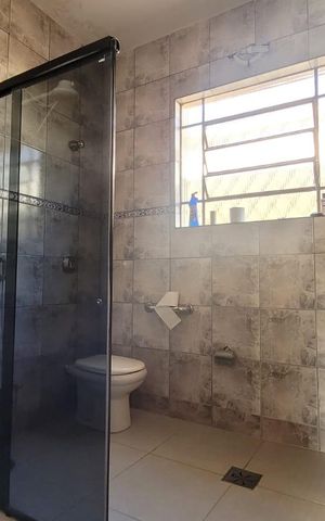 Casa à venda com 280m², 5 quartos e 3 vagas Casa à venda com 280m², 5 quartos e 3 vagasBanheiro