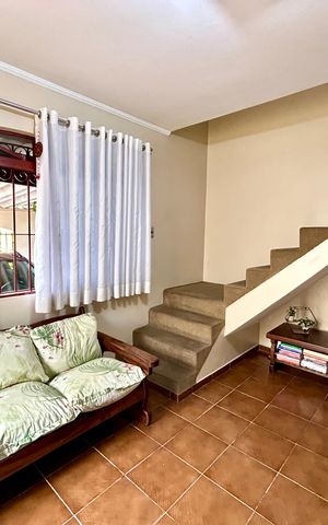 Casa à venda com 175m², 3 quartos e 2 vagas Casa à venda com 175m², 3 quartos e 2 vagasSala