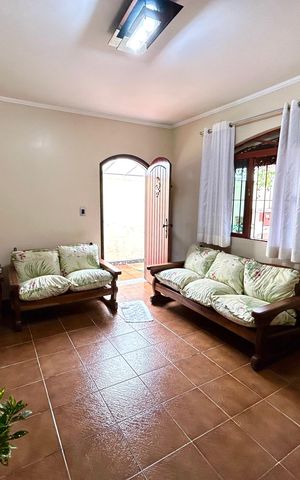 Casa à venda com 175m², 3 quartos e 2 vagas Casa à venda com 175m², 3 quartos e 2 vagasSala