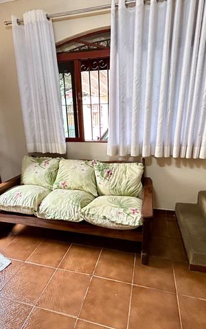 Casa à venda com 175m², 3 quartos e 2 vagas Casa à venda com 175m², 3 quartos e 2 vagasSala