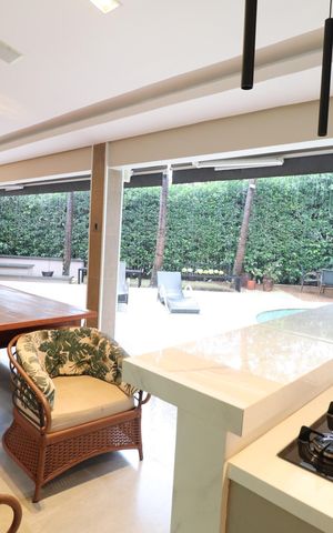 Casa de condomínio para alugar com 250m², 4 quartos e 4 vagasVaranda