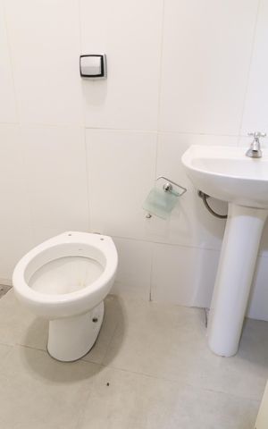 Casa de condomínio para alugar com 250m², 4 quartos e 4 vagasBanheiro de Serviço