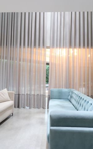 Casa de condomínio para alugar com 250m², 4 quartos e 4 vagasSala