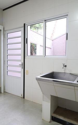 Casa de condomínio para alugar com 250m², 4 quartos e 4 vagasÁrea de Serviço