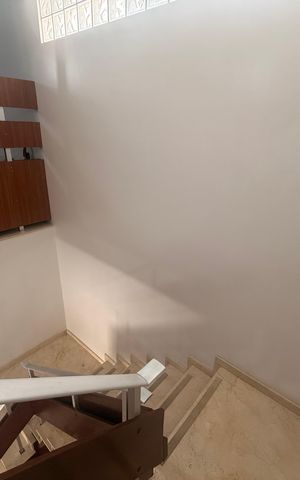 Casa de condomínio à venda com 234m², 3 quartos e 1 vaga Casa de condomínio à venda com 234m², 3 quartos e 1 vagaEscada
