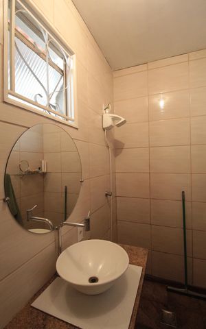 Casa à venda com 245m², 4 quartos e 8 vagasBanheiro da Suite 1