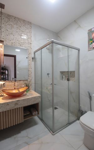Casa à venda com 245m², 4 quartos e 8 vagasBanheiro Social