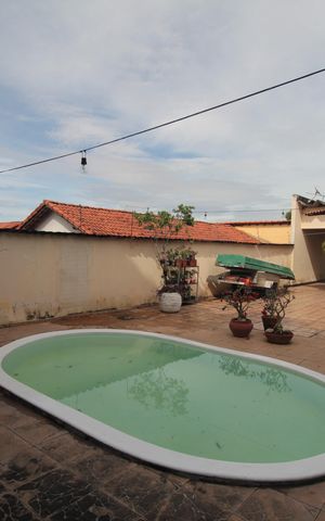 Casa à venda com 245m², 4 quartos e 8 vagasPiscina