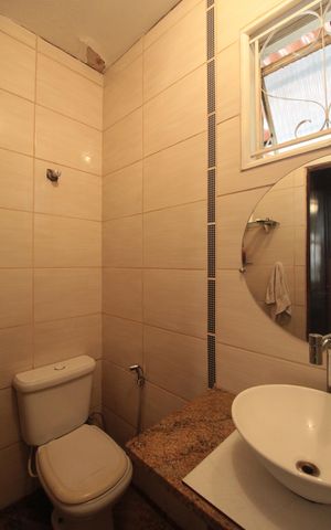 Casa à venda com 245m², 4 quartos e 8 vagasBanheiro da Suite 1