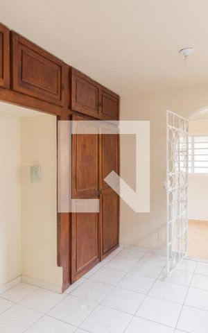 Casa à venda com 450m², 5 quartos e 3 vagas Casa à venda com 450m², 5 quartos e 3 vagasCasa 2 - Quarto