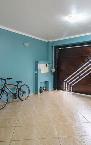 Casa à venda com 240m², 4 quartos e 2 vagas Casa à venda com 240m², 4 quartos e 2 vagasGaragem