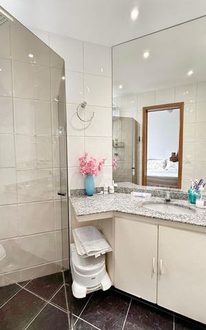 Apartamento à venda com 165m², 4 quartos e 2 vagas Apartamento à venda com 165m², 4 quartos e 2 vagasBanheiro da Suíte