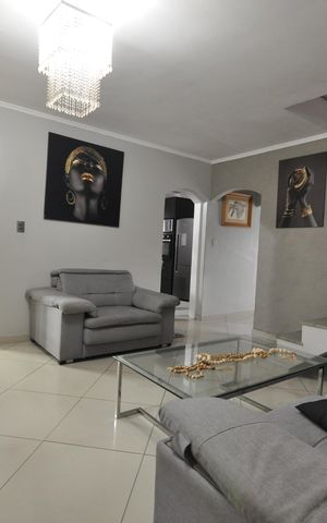 Casa de condomínio à venda com 314m², 4 quartos e 3 vagasSala