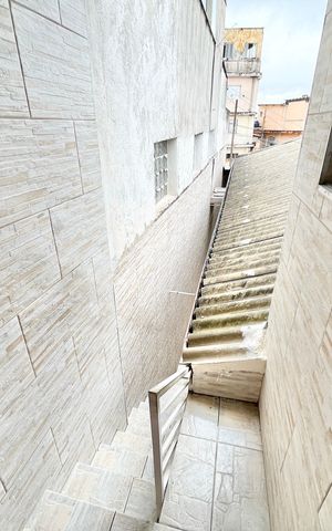 Casa à venda com 98m², 2 quartos e 2 vagasEscada